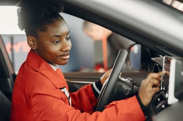 Motrista Reuel navegando pelo aplicativo enquanto dirige um veículo elétrico