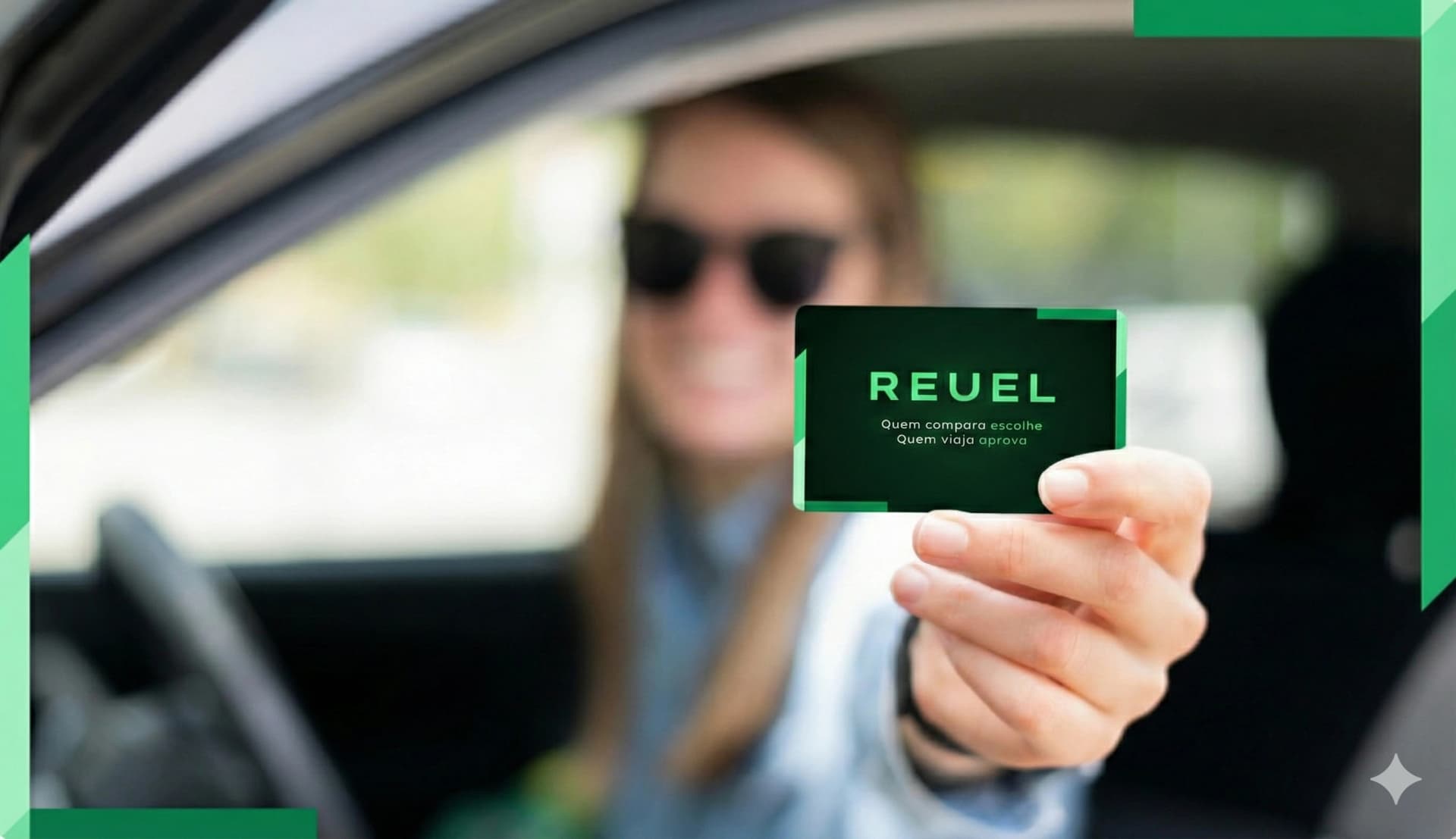 Motorista parceiro Reuel sorridente segurando cartão com frase 'Quem compara escolhe, Quem viaja aprova'