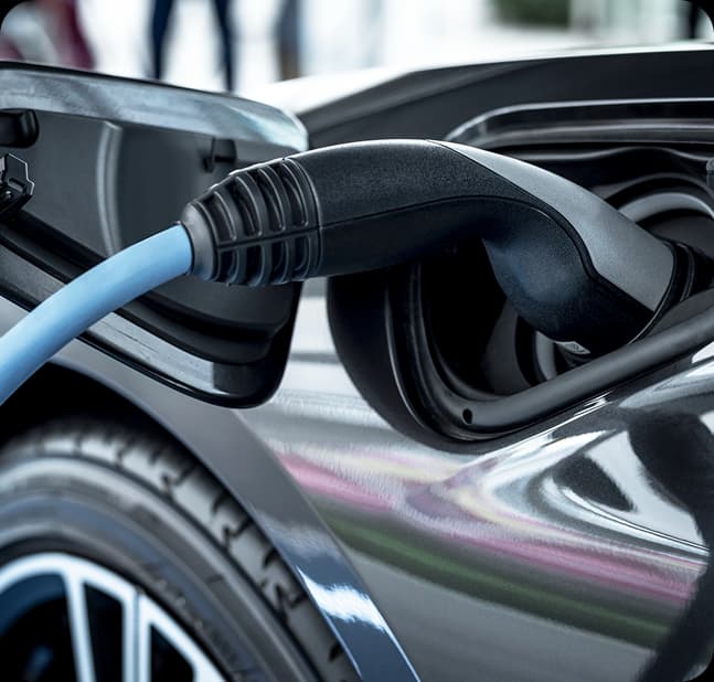 Carro elétrico sendo carregado em estação de recarga moderna